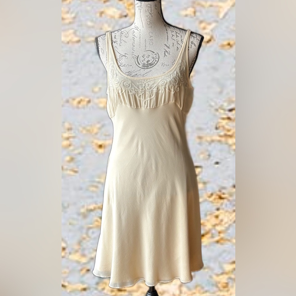 TAHARI 100% Silk Camisole Dress & Slip (6) Note: a few small nicks on rear hem
